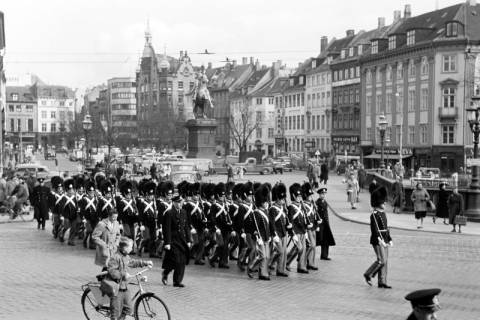 ARH NL Dierssen 1388/0003, Marsch der Königlichen Garde (?) auf dem Højbro Platz mit der Reiterstatue des Bischofs Absalon im Hintergrund, Kopenhagen, 1957