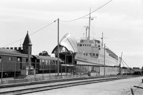 ARH NL Dierssen 1388/0017, Zug fährt in das Fährschiff "Deutschland" ein, Gedser, 1957