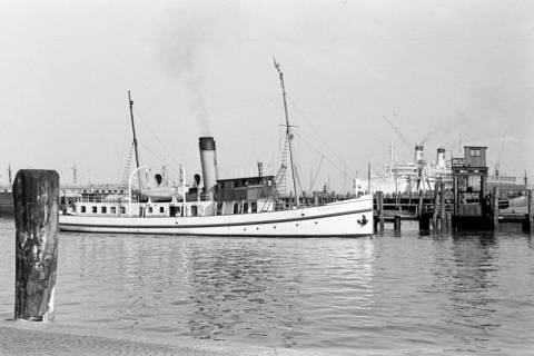 ARH NL Dierssen 1391/0008, Dampferfahrt der Presse-Konferenz: Hafen, Cuxhaven, 1957