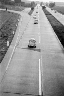 ARH NL Dierssen 1391/0012, ADAC-Kleinwagen-Wettbewerb auf der Autobahn, Sievershausen, 1957