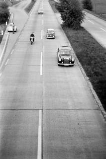 ARH NL Dierssen 1391/0014, ADAC-Kleinwagen-Wettbewerb auf der Autobahn, Sievershausen, 1957