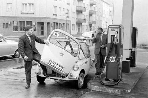 ARH NL Dierssen 1391/0019, Sieger des ADAC-Kleinwagen-Wettbewerb an einer Tankstelle, Hannover, 1957