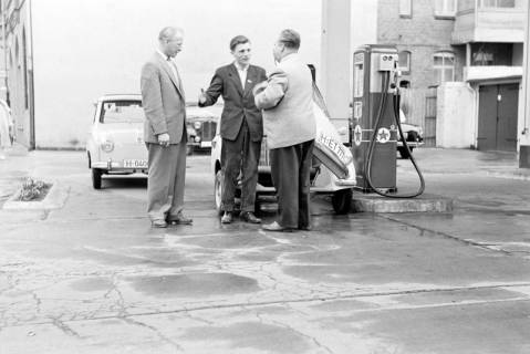 ARH NL Dierssen 1391/0021, Sieger des ADAC-Kleinwagen-Wettbewerb an einer Tankstelle, Hannover, 1957
