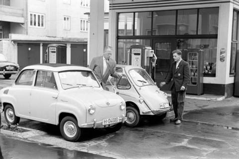 ARH NL Dierssen 1391/0023, Sieger des ADAC-Kleinwagen-Wettbewerb an einer Tankstelle, Hannover, 1957