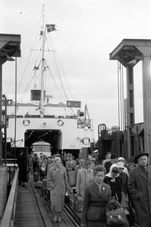 ARH NL Dierssen 1391/0028, Menschen auf dänischem Fährschiff, Gedser, 1957