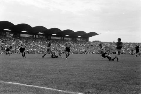 ARH NL Dierssen 1393/0011, Fußballspiel im Niedersachsenstadion, Hannover, 1957