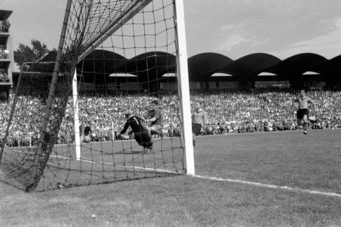 ARH NL Dierssen 1393/0019, Fußballspiel im Niedersachsenstadion, Hannover, 1957
