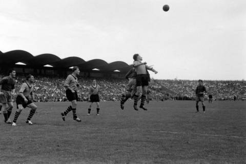 ARH NL Dierssen 1393/0021, Fußballspiel im Niedersachsenstadion, Hannover, 1957