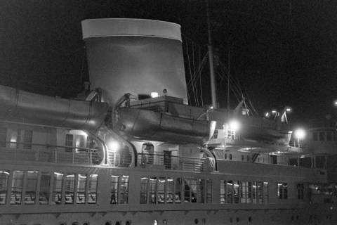 ARH NL Dierssen 1395/0032, Nachtaufnahme der MS "Seven Seas"?, Bremerhaven, 1957