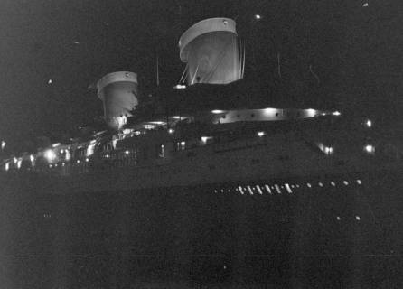 ARH NL Dierssen 1395/0035, Nachtaufnahme der MS "Seven Seas"?, Bremerhaven, 1957