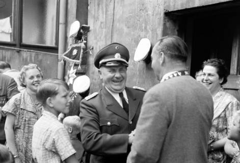ARH NL Dierssen 1396/0026, Polizeisportverein beim Schützenfest, Hannover, 1957