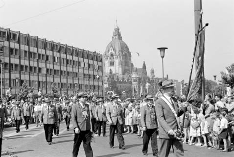 ARH NL Dierssen 1397/0025, Polizeisportverein beim Schützenausmarsch, Hannover, 1957