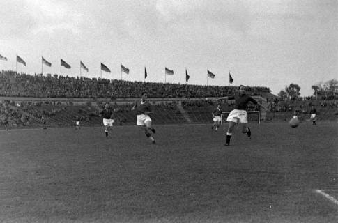 ARH NL Dierssen 1398/0006, Fußballspiel im Niedersachsenstadion, Hannover, 1957