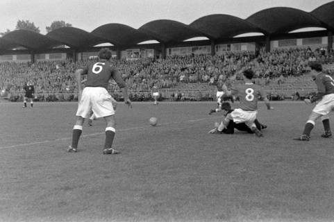 ARH NL Dierssen 1398/0011, Fußballspiel im Niedersachsenstadion, Hannover, 1957