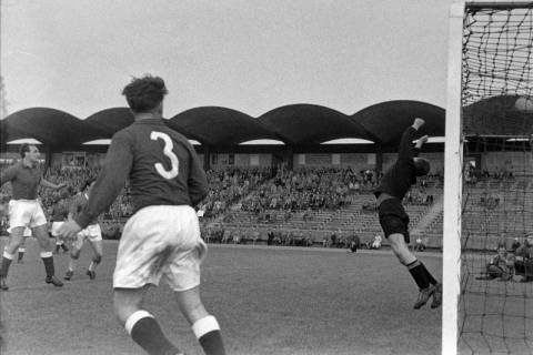 ARH NL Dierssen 1398/0013, Fußballspiel im Niedersachsenstadion, Hannover, 1957