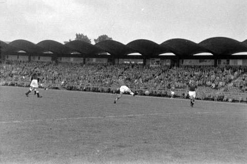 ARH NL Dierssen 1398/0014, Fußballspiel im Niedersachsenstadion, Hannover, 1957