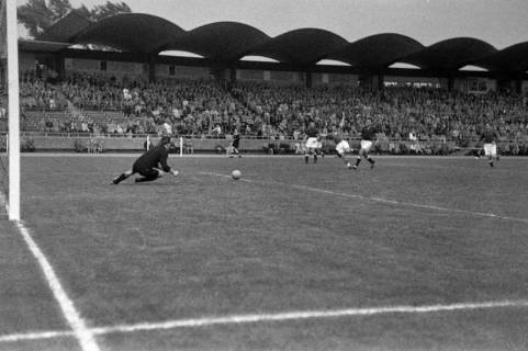 ARH NL Dierssen 1398/0024, Fußballspiel im Niedersachsenstadion, Hannover, 1957