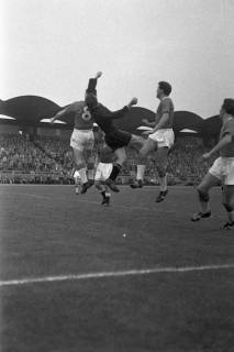 ARH NL Dierssen 1398/0026, Fußballspiel im Niedersachsenstadion, Hannover, 1957