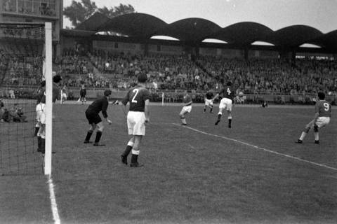 ARH NL Dierssen 1398/0027, Fußballspiel im Niedersachsenstadion, Hannover, 1957