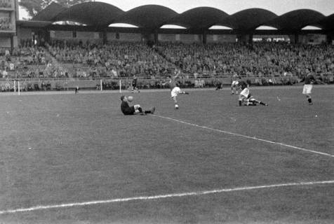 ARH NL Dierssen 1398/0030, Fußballspiel im Niedersachsenstadion, Hannover, 1957