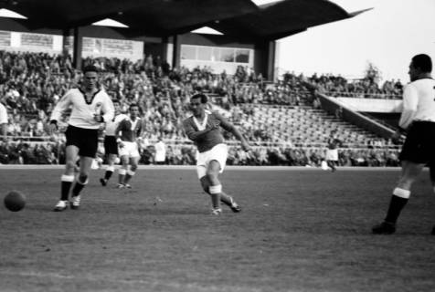 ARH NL Dierssen 1399/0009, Fußballspiel im Niedersachsenstadion, Hannover, 1958