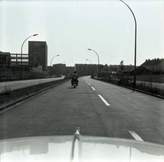 ARH NL Dierssen 1403/0010, Verkehrsaufnahme mit einer Robotkamera, links die Telefunken-Hauptverwaltung, Ricklingen, 1959