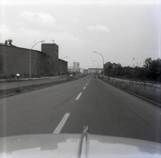 ARH NL Dierssen 1404/0006, Verkehrsaufnahme mit einer Robotkamera, hinten links die Telefunken-Hauptverwaltung, Ricklingen, 1959