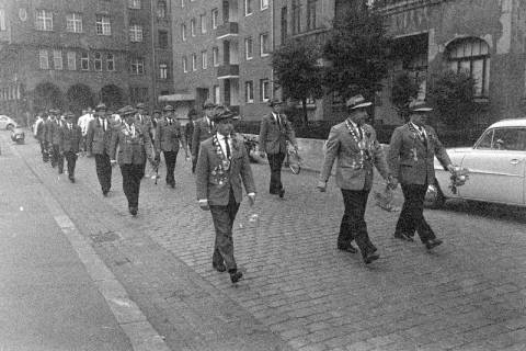 ARH NL Dierssen 1405/0003, Schießsport-Abteilung des Polizei-Sportverein Hannover beim Schützenausmarsch in der Seidelstraße, Hannover, 1960