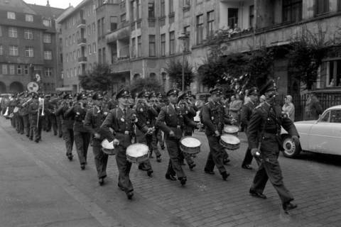 ARH NL Dierssen 1406/0026, Schießsport-Abteilung des Polizei-Sportverein Hannover beim Schützenausmarsch in der Seidelstraße, Hannover, 1960