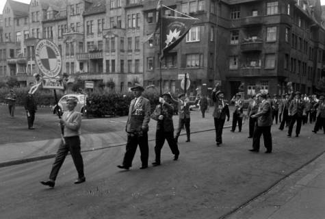 ARH NL Dierssen 1406/0030, Schießsport-Abteilung des Polizei-Sportverein Hannover beim Schützenausmarsch, Hannover, 1960