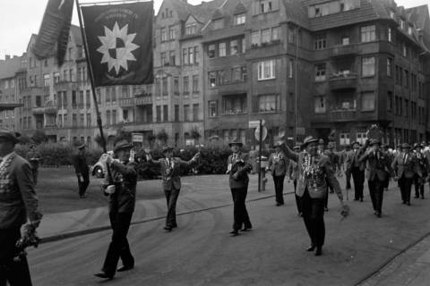 ARH NL Dierssen 1406/0031, Schießsport-Abteilung des Polizei-Sportverein Hannover beim Schützenausmarsch, Hannover, 1960