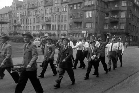 ARH NL Dierssen 1406/0033, Schießsport-Abteilung des Polizei-Sportverein Hannover beim Schützenausmarsch, Hannover, 1960