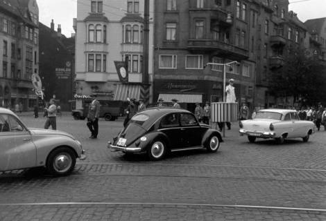 ARH NL Dierssen 1407/0001, Schießsport-Abteilung des Polizei-Sportverein Hannover beim Schützenausmarsch, Hannover, 1960