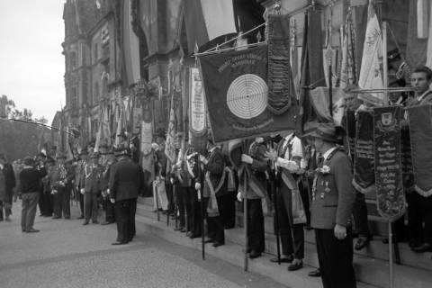 ARH NL Dierssen 1407/0003, Schießsport-Abteilung des Polizei-Sportverein Hannover beim Schützenausmarsch vor dem Neues Rathaus, Hannover, 1960