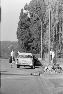 ARH NL Dierssen 1411/0005, Erhard Wetzel? steigt in ein Auto ein, Hannover, wohl 1961