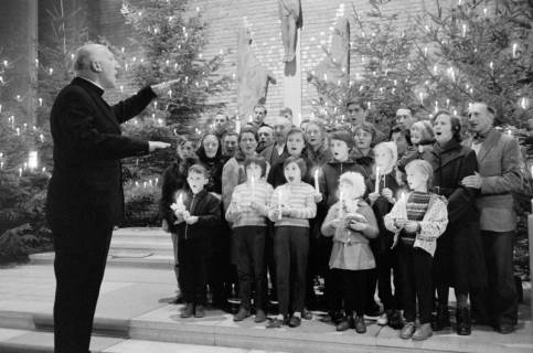 ARH NL Dierssen 1413/0015, Weihnachtssingen in der Kirche, Friedland, 1963