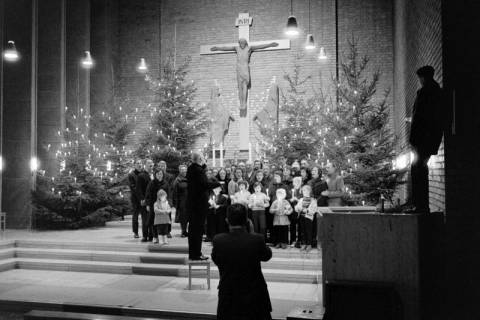 ARH NL Dierssen 1413/0017, Weihnachtssingen in der Kirche, Friedland, 1963