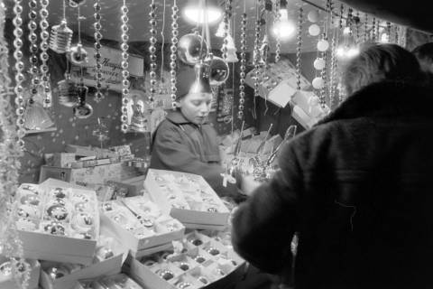 ARH NL Dierssen 1416/0002, Verkauf von Christbaumschmuck auf dem Weihnachtsmarkt, Hannover, 1963