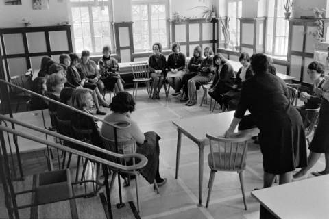 ARH NL Dierssen 1421/0010, Schmink-Kurs für Volksschulabgängerinnen, Mellendorf, 1963