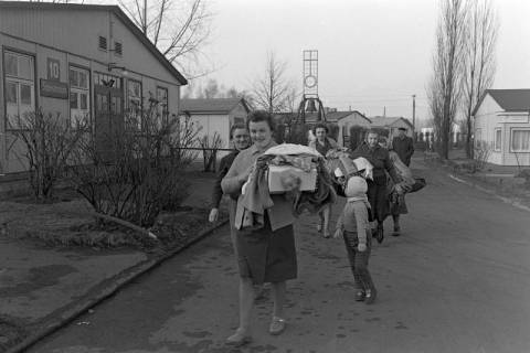 ARH NL Dierssen 1424/0002, Schlesienauswanderer im Lager, Friedland, 1963