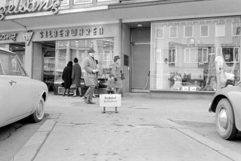 ARH NL Dierssen 1433/0010, Schild "Einfahrt freihalten" vor dem Geschäft "H. Vogelsang Silberwaren" in der Karmarschstraße, Hannover, 1964