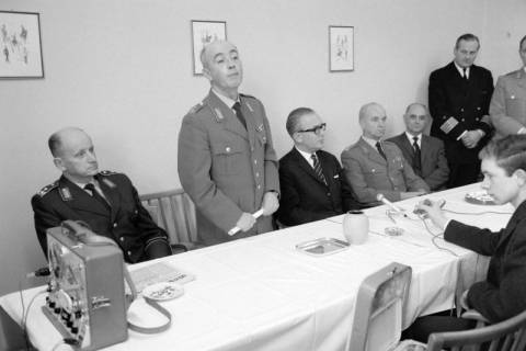 ARH NL Dierssen 1436/0008, Pressekonferenz zum Schießunglück auf dem Truppenübungsplatz Bergen-Hohne am 9. April 1964, Münster, 1964