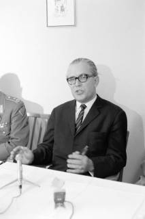 ARH NL Dierssen 1436/0012, Pressekonferenz zum Schießunglück auf dem Truppenübungsplatz Bergen-Hohne am 9. April 1964, Münster, 1964