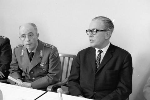 ARH NL Dierssen 1436/0015, Pressekonferenz zum Schießunglück auf dem Truppenübungsplatz Bergen-Hohne am 9. April 1964, Münster, 1964