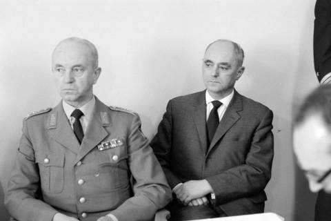 ARH NL Dierssen 1436/0016, Pressekonferenz zum Schießunglück auf dem Truppenübungsplatz Bergen-Hohne am 9. April 1964, Münster, 1964