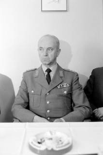 ARH NL Dierssen 1436/0017, Pressekonferenz zum Schießunglück auf dem Truppenübungsplatz Bergen-Hohne am 9. April 1964, Münster, 1964