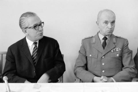 ARH NL Dierssen 1436/0019, Pressekonferenz zum Schießunglück auf dem Truppenübungsplatz Bergen-Hohne am 9. April 1964, Münster, 1964