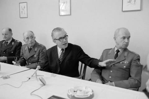 ARH NL Dierssen 1437/0001, Pressekonferenz zum Schießunglück auf dem Truppenübungsplatz Bergen-Hohne am 9. April 1964, Münster, 1964