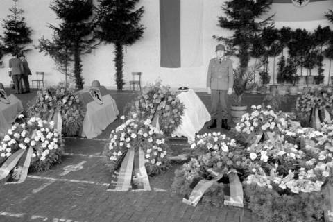 ARH NL Dierssen 1437/0015, Trauerfeier nach dem Schießunglück auf dem Truppenübungsplatz Bergen-Hohne am 9. April 1964, Münster, 1964