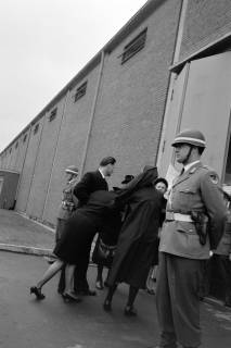 ARH NL Dierssen 1437/0018, Trauerfeier nach dem Schießunglück auf dem Truppenübungsplatz Bergen-Hohne am 9. April 1964, Münster, 1964